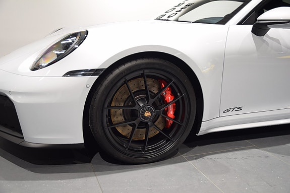 Porsche 911 Carrera 4 GTS 22 of 24