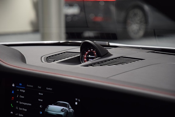 Porsche 911 Carrera 4 GTS 17 of 24