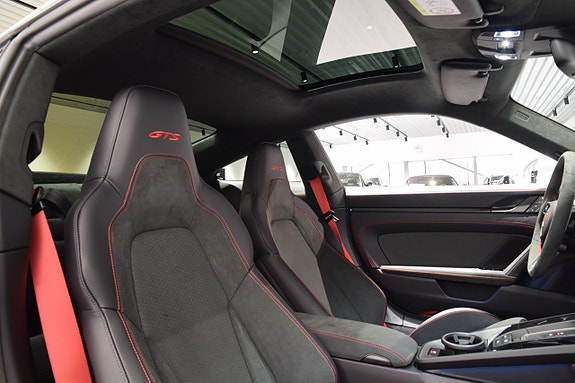 Porsche 911 Carrera 4 GTS 18 of 24