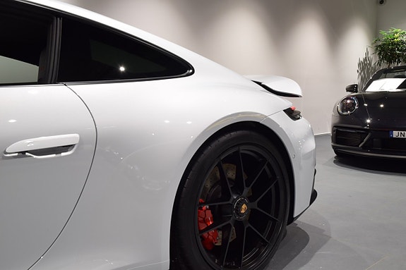 Porsche 911 Carrera 4 GTS 23 of 24