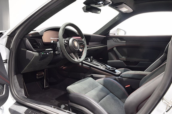 Porsche 911 Carrera 4 GTS 5 of 5