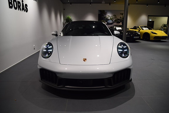 Porsche 911 Carrera 4 GTS 19 of 24