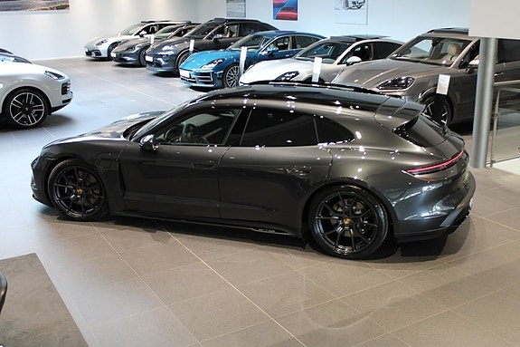 Porsche Taycan Sport Turismo 7 of 17