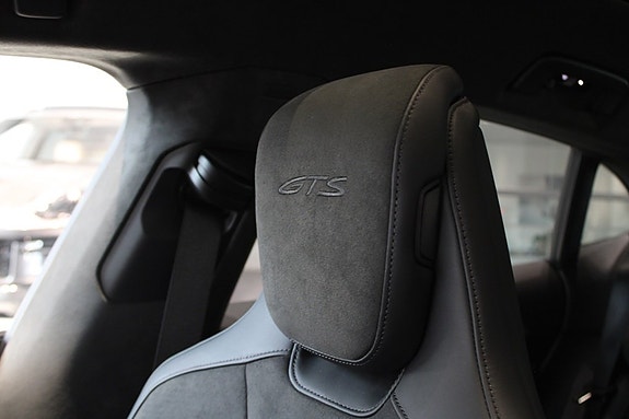 Porsche Taycan Sport Turismo 15 of 17