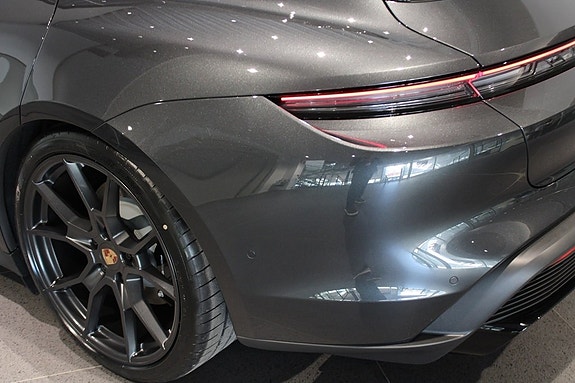 Porsche Taycan Sport Turismo 8 of 17