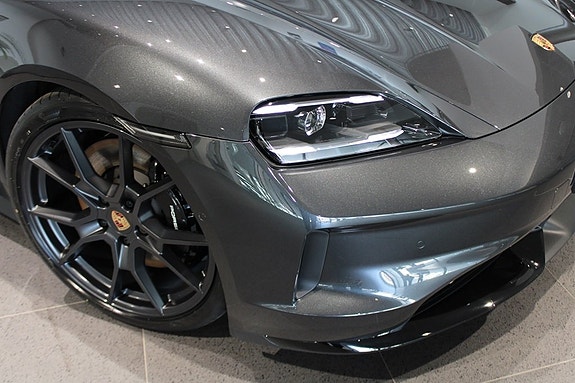 Porsche Taycan Sport Turismo 6 of 17