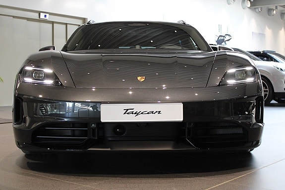Porsche Taycan Sport Turismo 9 of 17