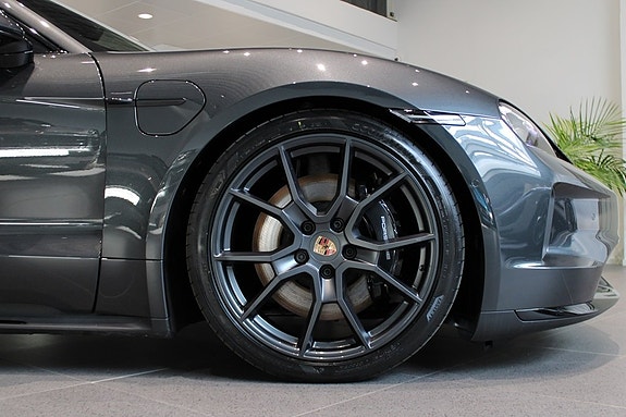 Porsche Taycan Sport Turismo 16 of 17