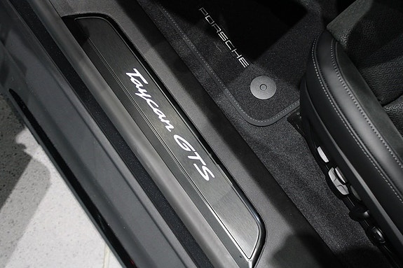 Porsche Taycan Sport Turismo 11 of 17