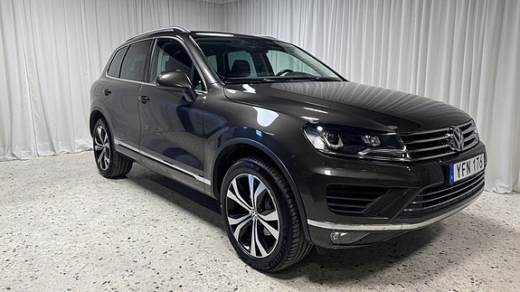 Volkswagen Touareg 2 of 5