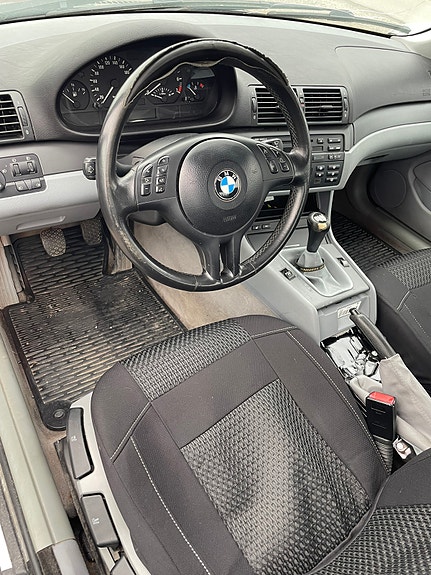 BMW 320i 16 of 17