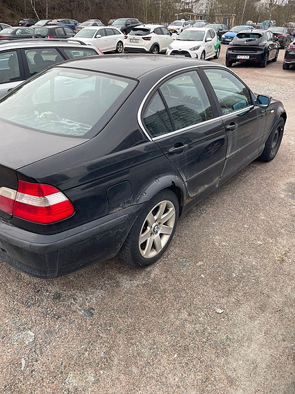 BMW 320i 7 of 17