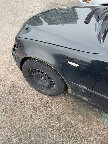 BMW 320i 4 of 5
