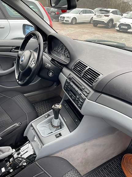 BMW 320i 10 of 17