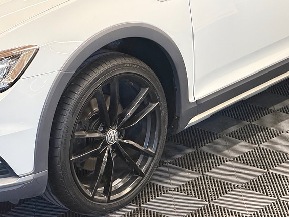 Volkswagen Passat Alltrack 9 of 30