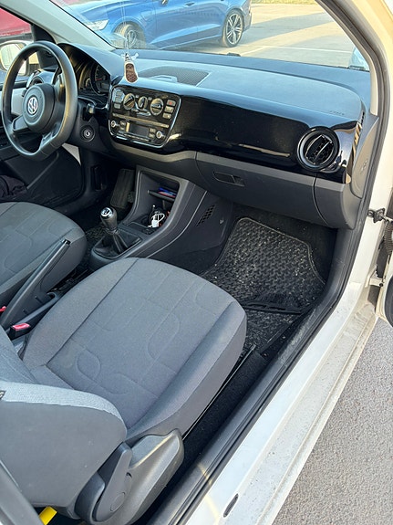 Volkswagen UP! 4 of 5