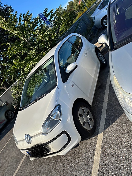 Volkswagen UP! 2 of 5