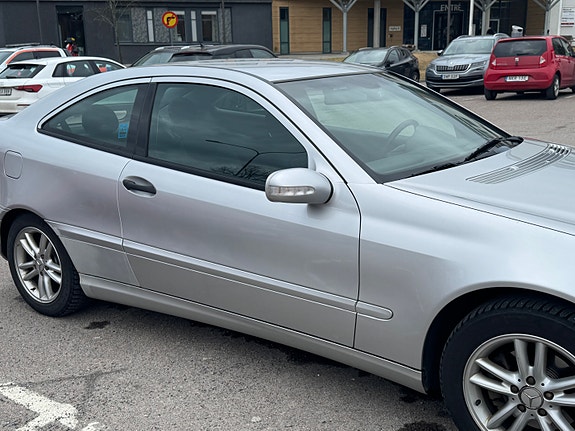 Mercedes-Benz C200 4 of 6
