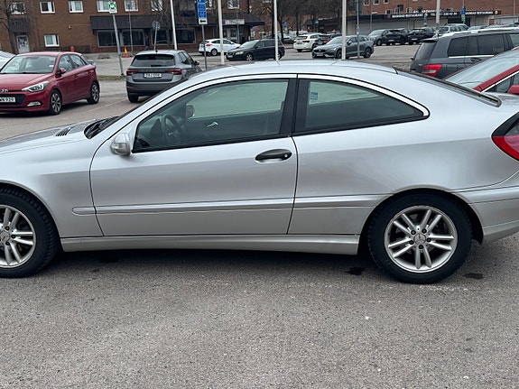 Mercedes-Benz C200 5 of 6