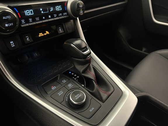 Toyota RAV4 Plug-in Hybrid 26 of 30