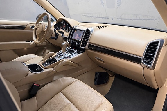 Porsche Cayenne 15 of 16
