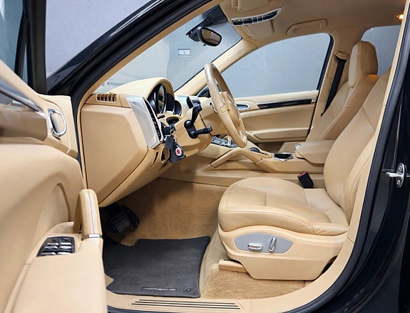 Porsche Cayenne 8 of 16