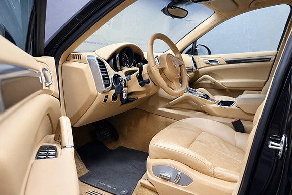Porsche Cayenne 7 of 16
