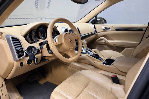 Porsche Cayenne 10 of 16