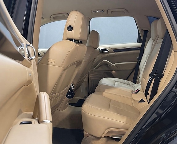 Porsche Cayenne 16 of 16
