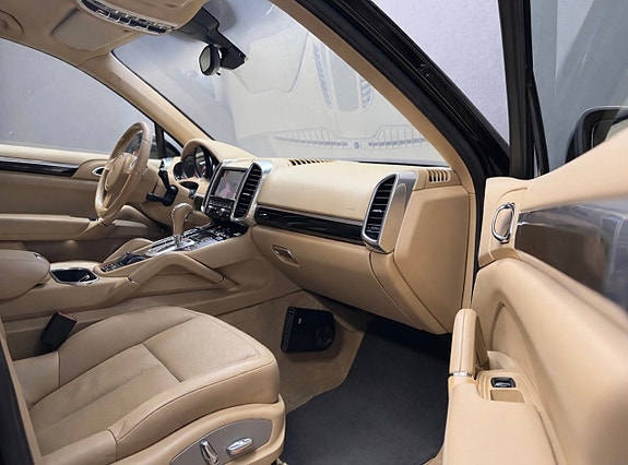 Porsche Cayenne 14 of 16