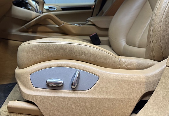 Porsche Cayenne 9 of 16