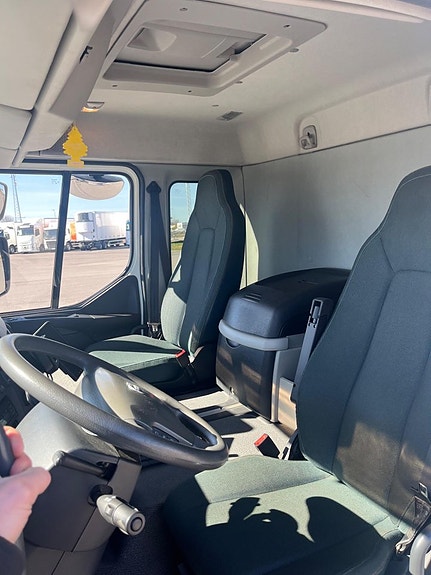 Volvo FL 4x2 distributionsbil bakgavellyft 10 of 17
