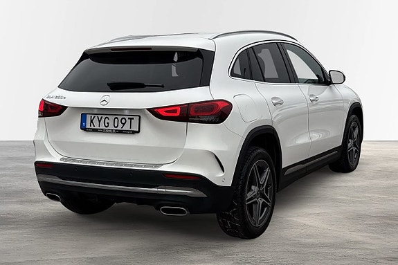 Mercedes-Benz GLA250 3 of 24