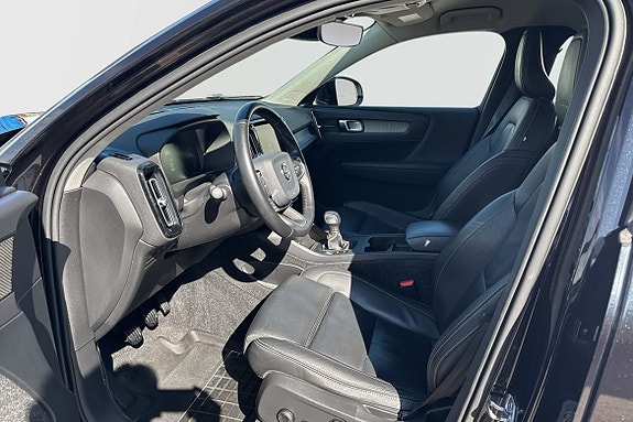 Volvo XC40 4 of 24