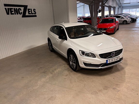 Volvo V60 Cross Country 2 of 5