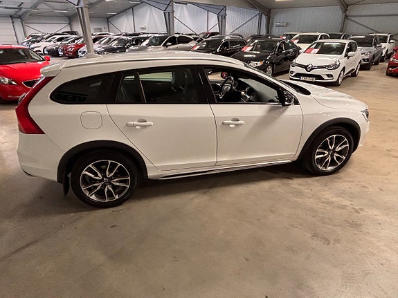 Volvo V60 Cross Country 3 of 5