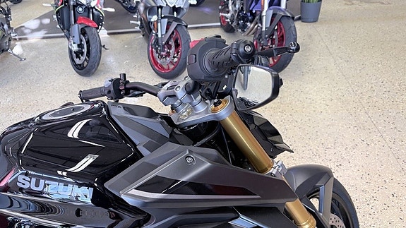 Suzuki GSX 1000 4 of 12