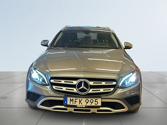 Mercedes-Benz E220 2 of 5