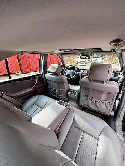 Mercedes-Benz E320 5 of 5