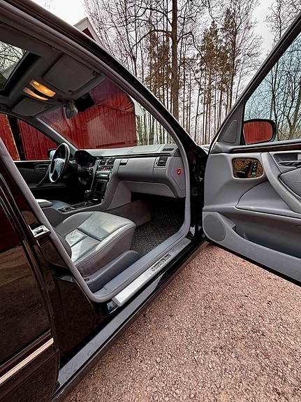 Mercedes-Benz E320 4 of 5