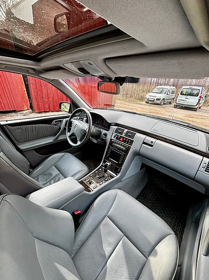 Mercedes-Benz E320 3 of 5