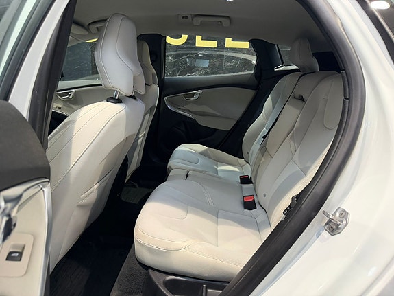 Volvo V40 Cross Country 16 of 24