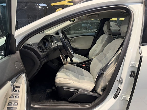 Volvo V40 Cross Country 14 of 24