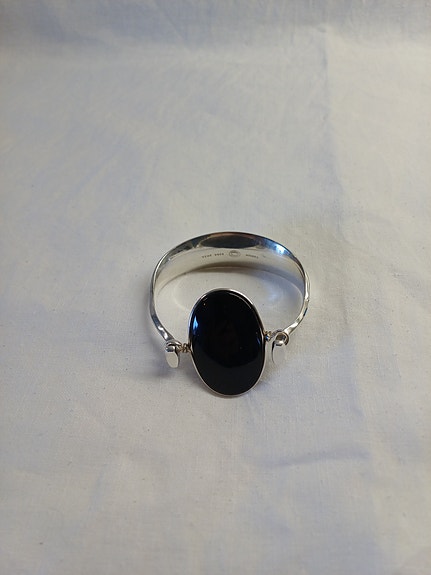 Armband  av Vivianna Torun Below Hube silver med svart onyxsten