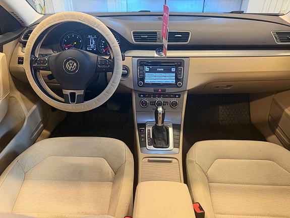 Volkswagen Passat 13 of 19