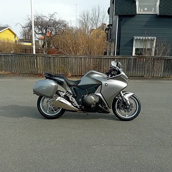 Honda VFR1200 // NYSERVAD // LÅGA MIL ! // NYBESIKTIGAD !