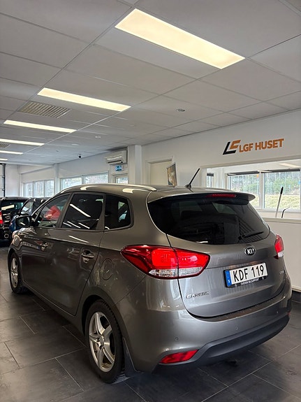 Kia Carens 2 of 5
