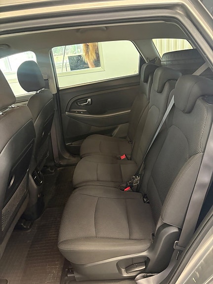 Kia Carens 7 of 9