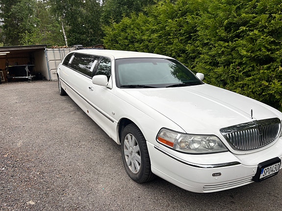 Lincoln Town Car 2 of 4
