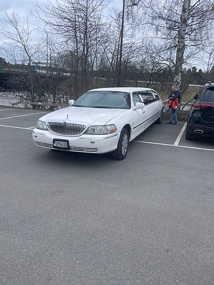 Lincoln Town Car 3 of 4